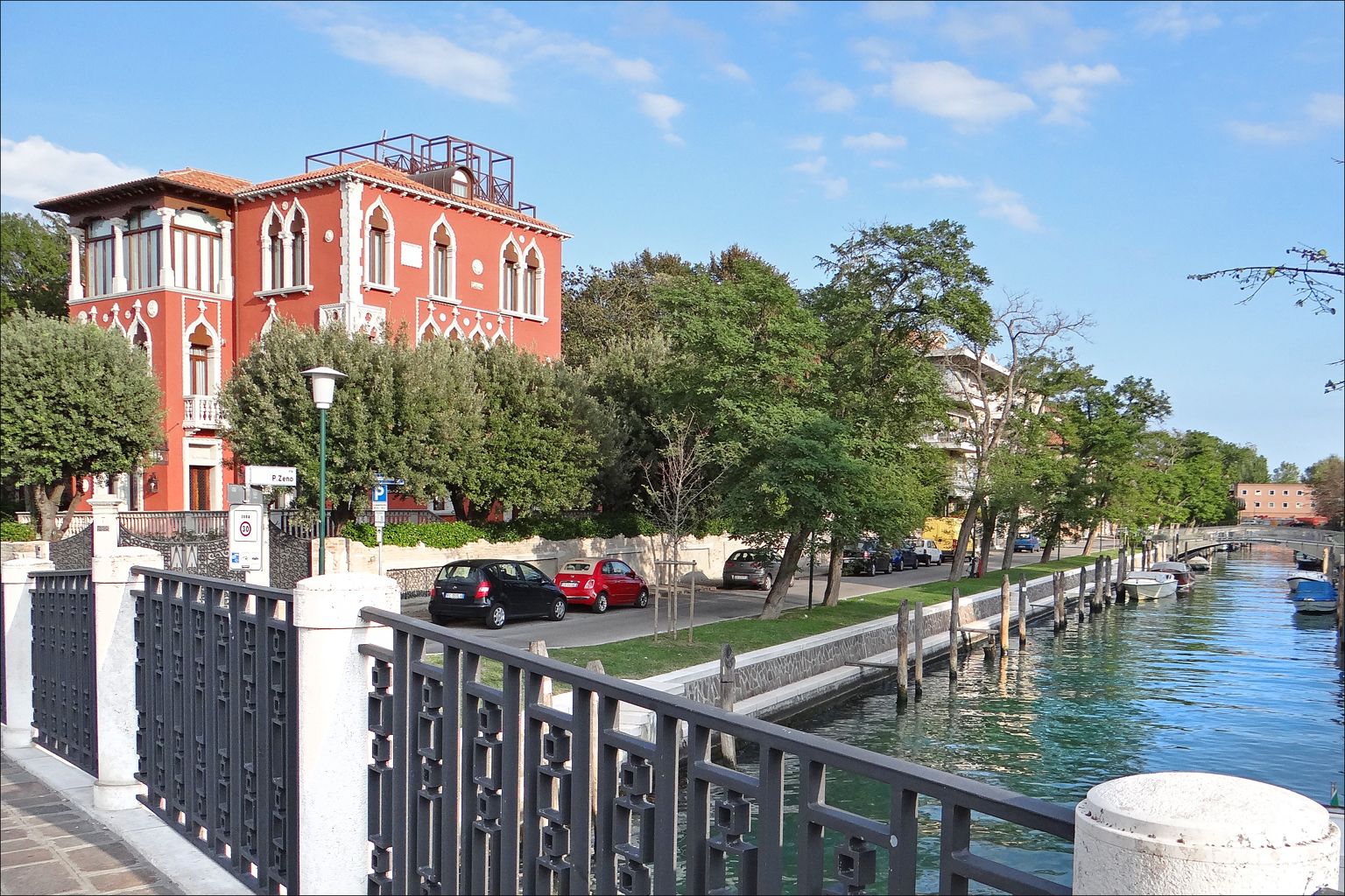 villa bianca al lido di venezia dove si tiene la mostra del cinema (Jean-Pierre Dalbéra from Paris, France, CC BY 2.0, via Wikimedia Commons)