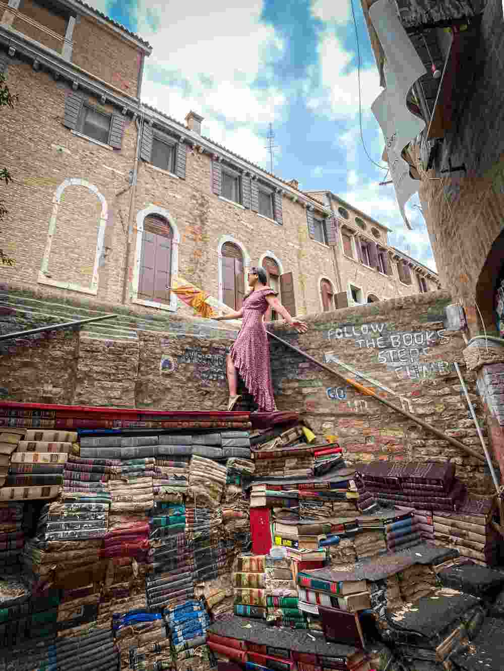 scalinata della libreria più famosa di venezia (Alexandra Tran on Unsplash)