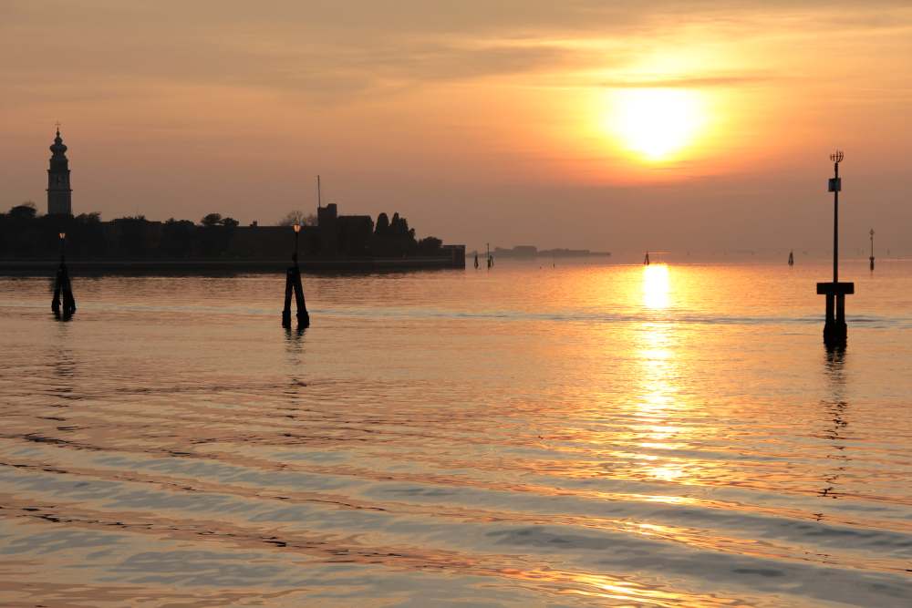 cosa fare a capodanno, nuotare al lido di venezia