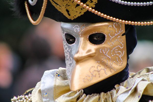 bautta carnevale - https://get.pxhere.com/photo/portrait-carnival-italy-hat-venice-close-up-mask-eye-disguise-costume-beadwork-regardless-of-whether-the-men's-983535.jpg