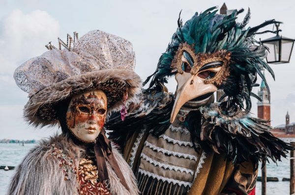 curiosità - medico della peste - Foto de Helena Jankovičová Kováčová: https://www.pexels.com/es-es/foto/festival-italia-sombrero-celebracion-6691540/