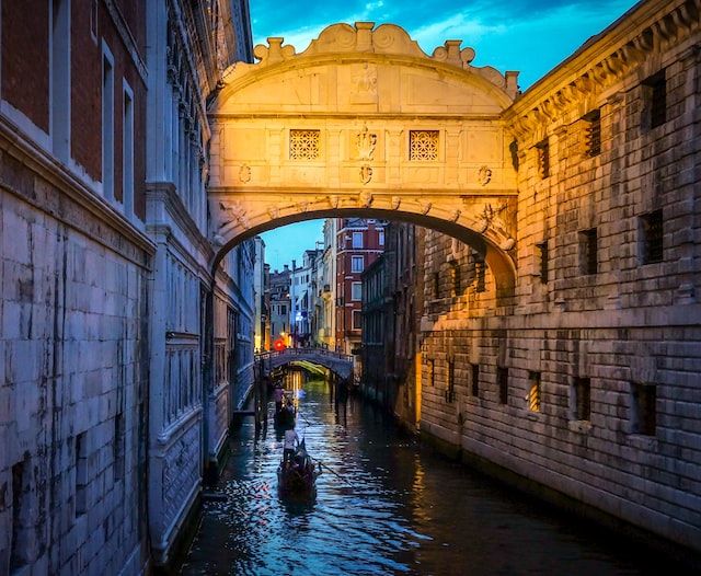 ponte dei sospiri a venezia (https://unsplash.com/photos/QpcFutPLQRk)