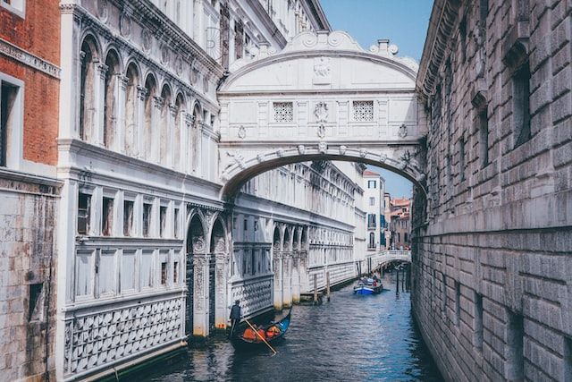 ponte dei sospiri tra storia e leggenda - https://unsplash.com/photos/EEK-6CvoUr8