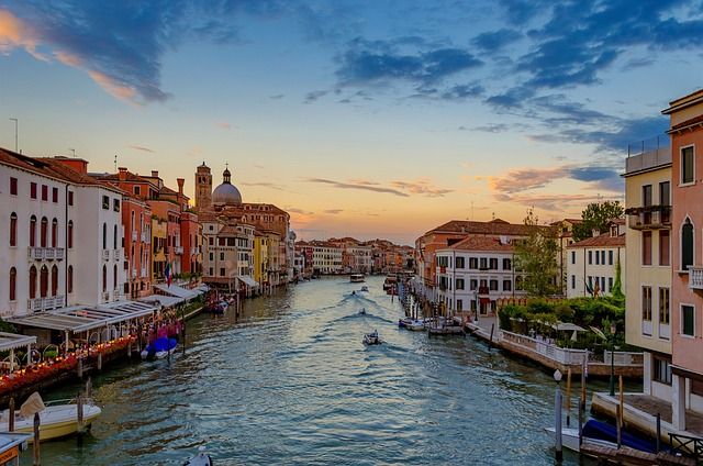 venezia gastronomia - https://pixabay.com/it/photos/canale-gondola-barca-case-6260081/
