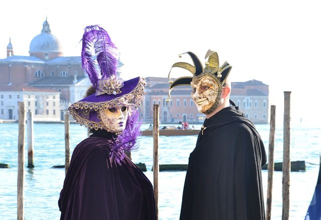 costumi - https://pixabay.com/it/photos/carnevale-venezia-maschere-998190/