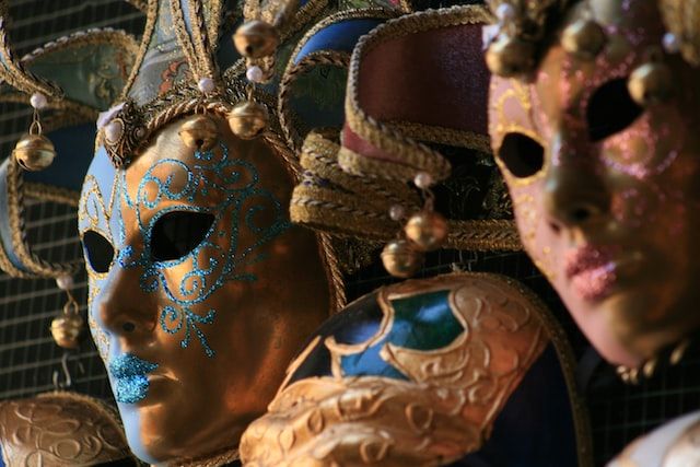 maschere tradizionali carnevale di venezia - https://unsplash.com/photos/KXH7hkwVUuc