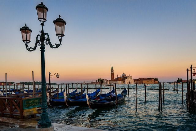 ristorante romantico venezia - https://pixabay.com/it/photos/venezia-gondola-tramonto-italiano-1546900/