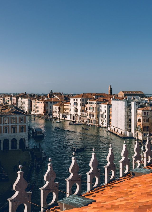 negozi di lusso a venezia https://unsplash.com/photos/PAwmUaHOqP8